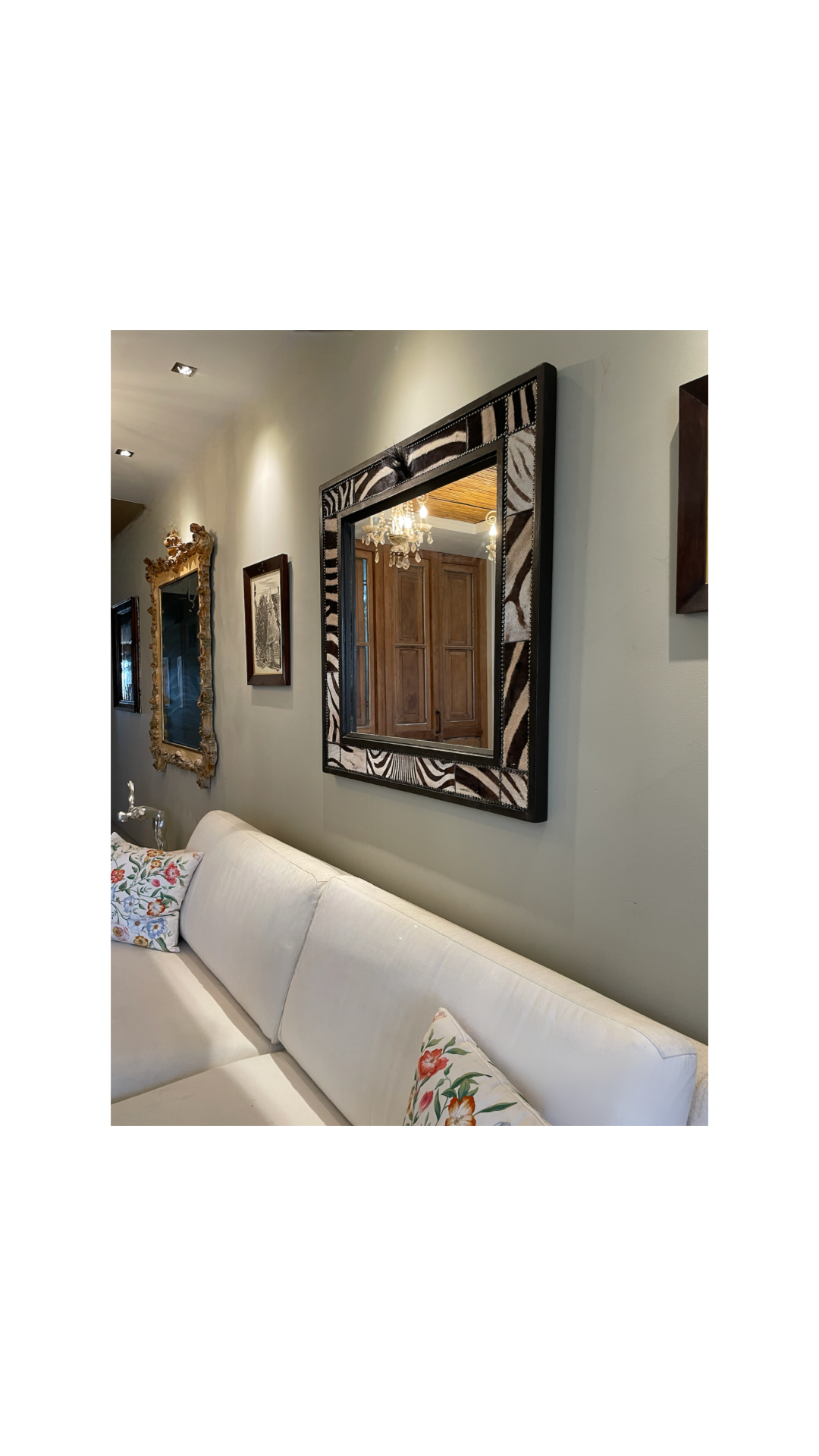 Specchio GAIA con cornice in legno e inserti in pelle Zebra