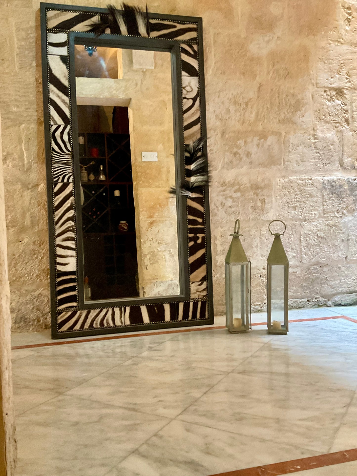 Specchio GAIA con cornice in legno e inserti in pelle Zebra