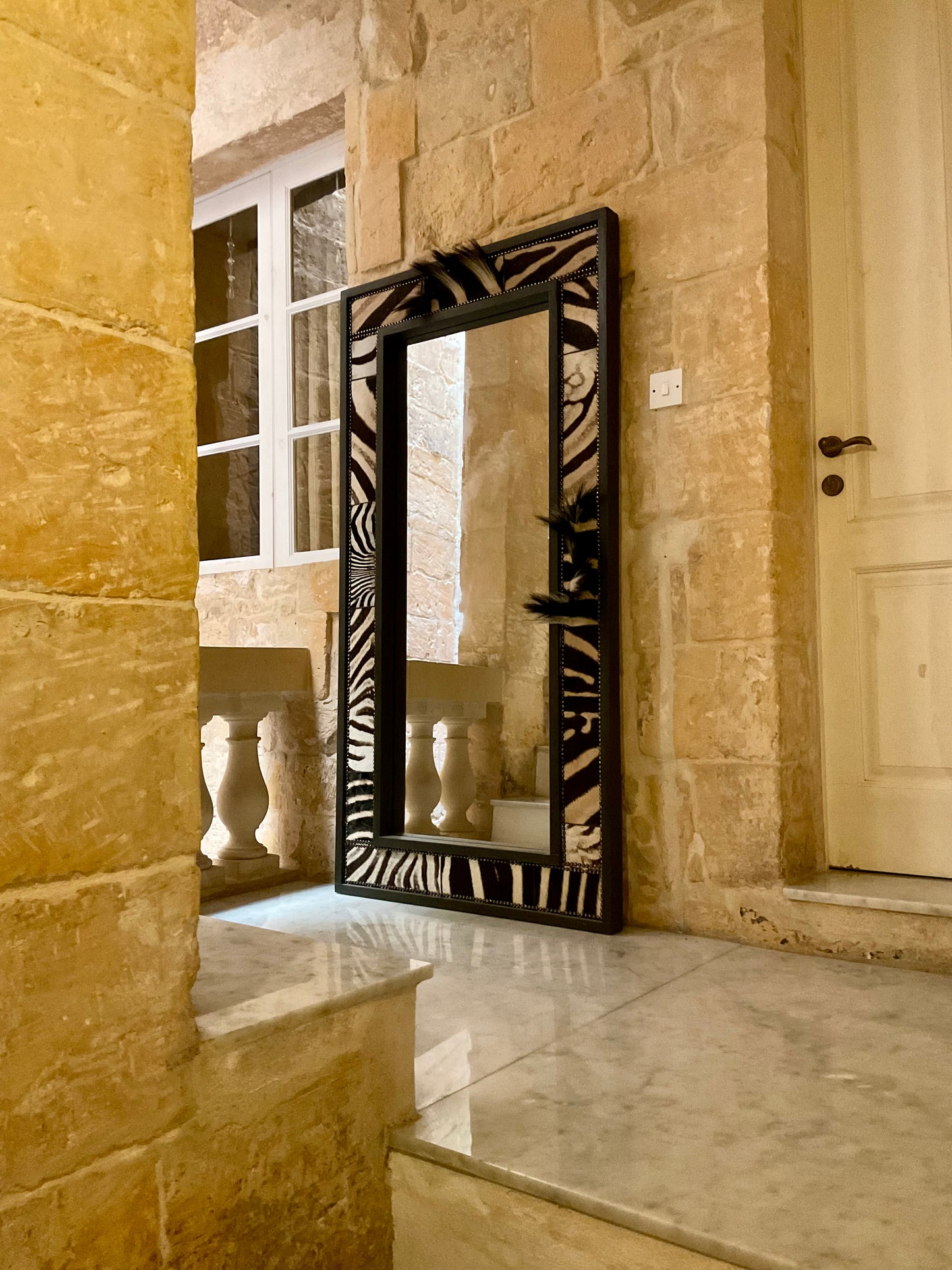 Specchio GAIA con cornice in legno e inserti in pelle Zebra