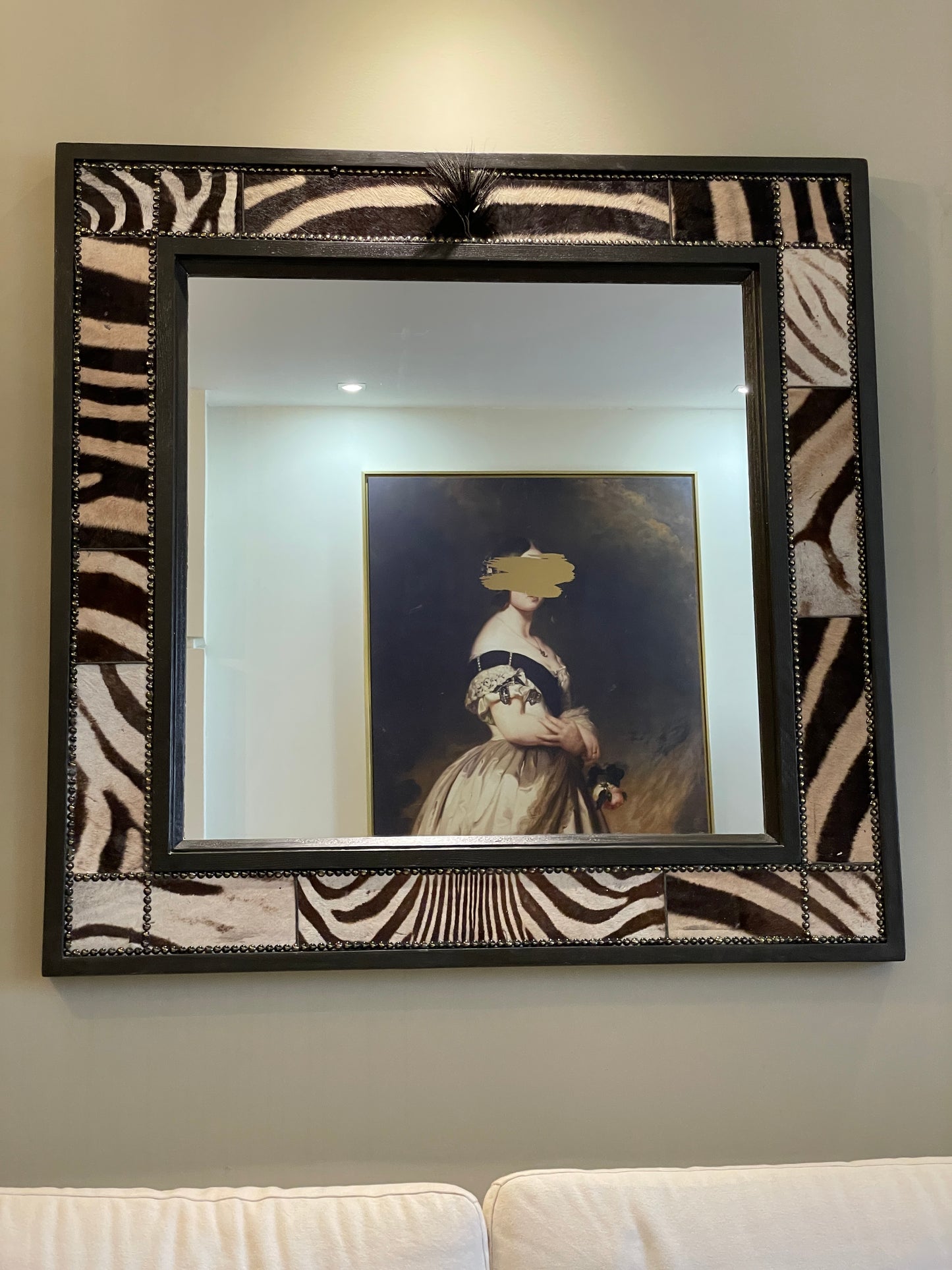 Specchio GAIA con cornice in legno e inserti in pelle Zebra