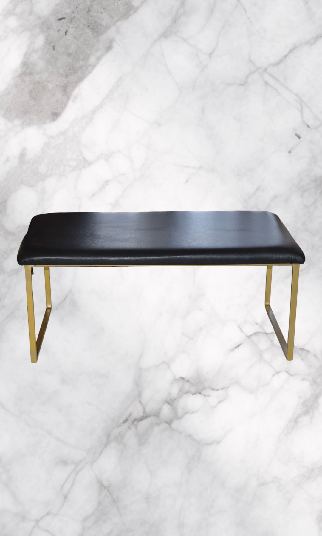 SIMPLICITY OTTOMAN mit goldfarbenem Stahlrahmen
